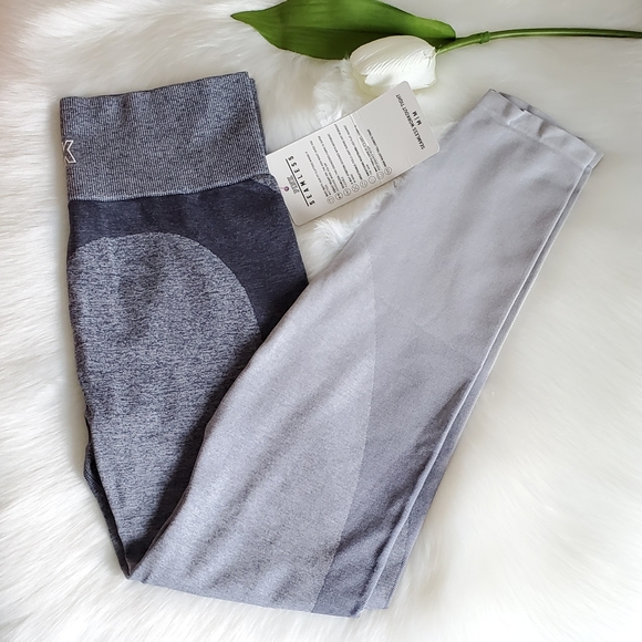 VS PINK SEAMLESS LEGGINGS SIZE M - Picture 4 of 8